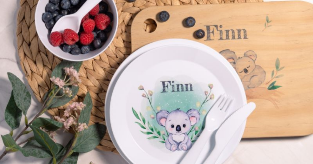 Personalisiertes Kindergeschirr mit Namen als Geschenk zur Geburt oder Taufe