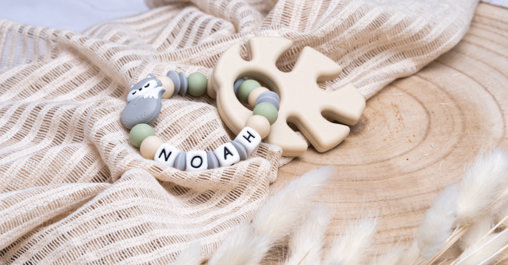 Personalisierter Silikon-Greifling für Babys mit Namen als Geschenk zur Geburt
