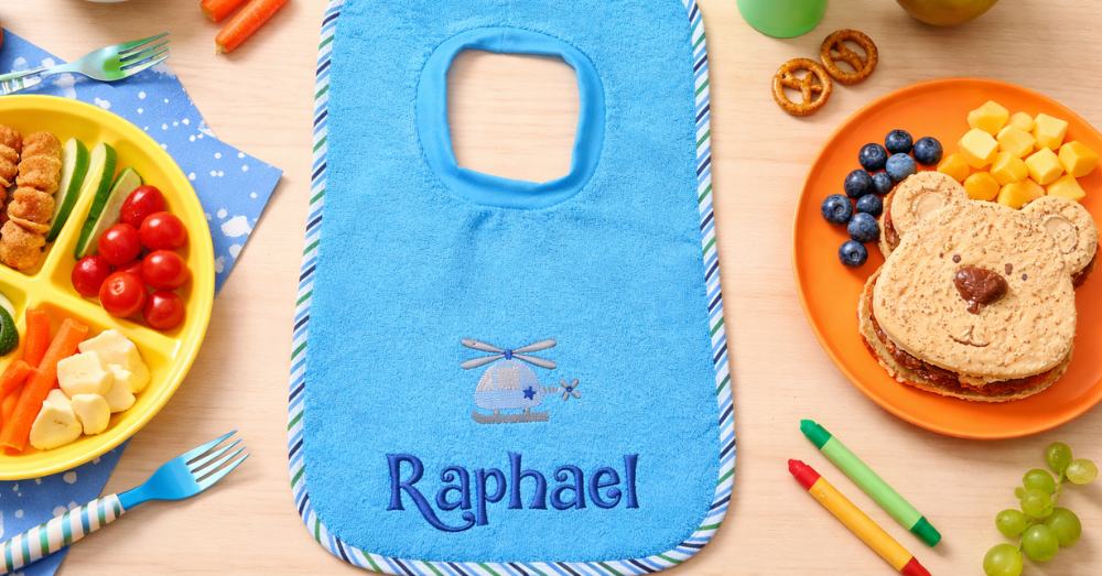 Personalisierter Schlupflatz mit Namen und Motiv für Kinder beim Essen