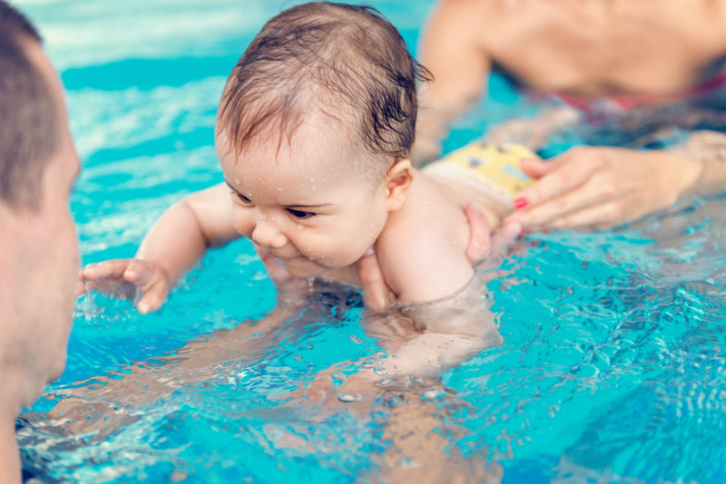 Das erste Mal mit dem Baby ins Schwimmbad