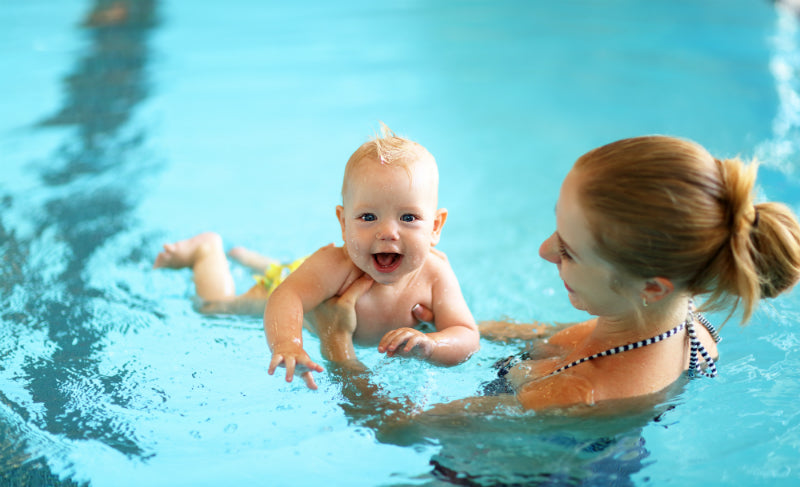 Erstes Babyschwimmen