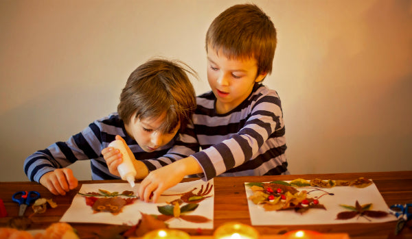 Kinder basteln zusammen