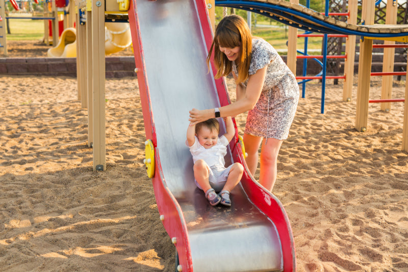 Mit dem Baby auf dem Spielplatz