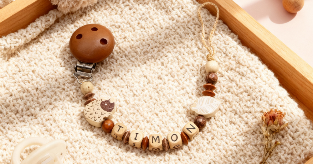 Personalisierte Nuggikette aus Holz mit Namen als Geschenk zur Geburt
