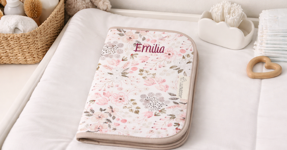 personalisierte Windeltasche auf einer Wickelkommode