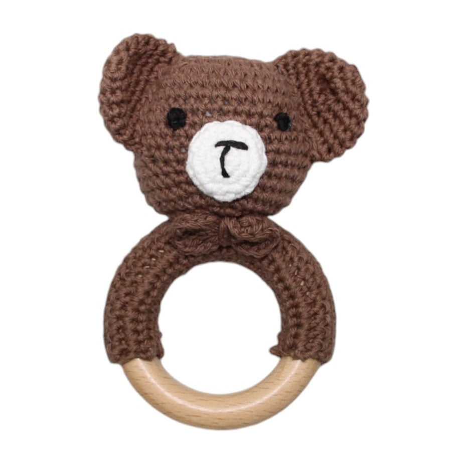 Ponte avec une bague en bois et un ours